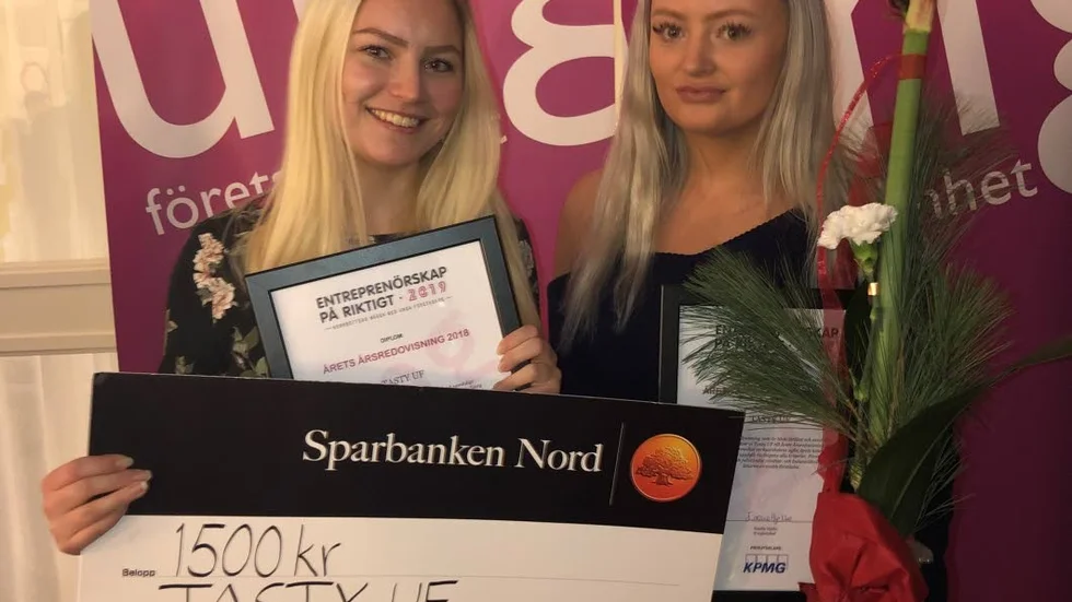Christine Hassel och Sandra Nyberg från Tasty UF prisades på årstämman som årets redovisning.