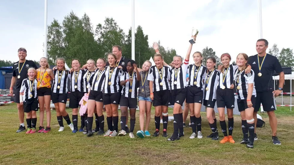 MSSK:s flickor födda 2006 vann Umeå Fotbollsfestival. Ledare bak:
Fr. V.: Martin Eriksson, Christer Nordsvahn, Richard Lindqvist
Spelare fr. V: Moa Selberg, Thea Eriksson, Tilda Fjällström, Elin Bergdal, Lotta Lindberg, Älva From Jonsson, Ellen Fjällström, Fatuma Nondo, Agnes Franzén, Agnes Bergström, Julia Sandberg, Magdalena Enstedt, Emelie Nordsvahn, Ängla Lindqvist, Alva Öberg.
