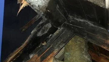 Det blev skador, bland annat på takstolarna på tvåvåningsvillans vind efter sotelden som spridit sig.