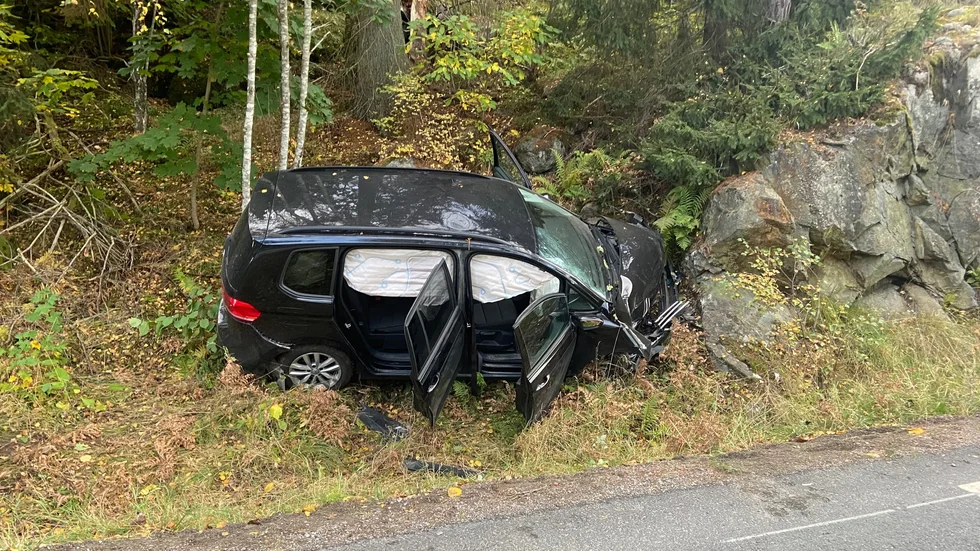 En personbil hamnade i diket och kolliderade med en bergvägg strax söder om Gnesta.