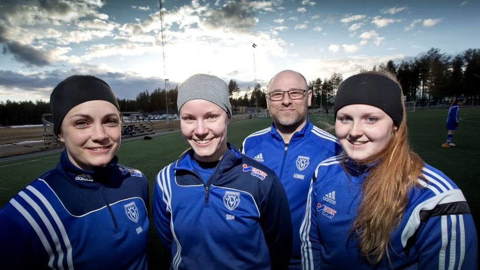 Öjebyns tränare Jörgen Pettersson tillsammans med tre nyförvärv, från vänster: Linn Lundström, Emelie Berglund och Ida Marklund.