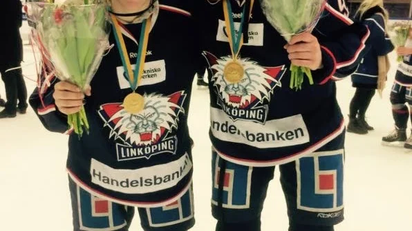 Ingrid Morset (till vänster) och Melinda Olsson firade SM-guldet med blommor, medaljer och guldhjälmar efter slutsignalen.
?FOTO: Privat