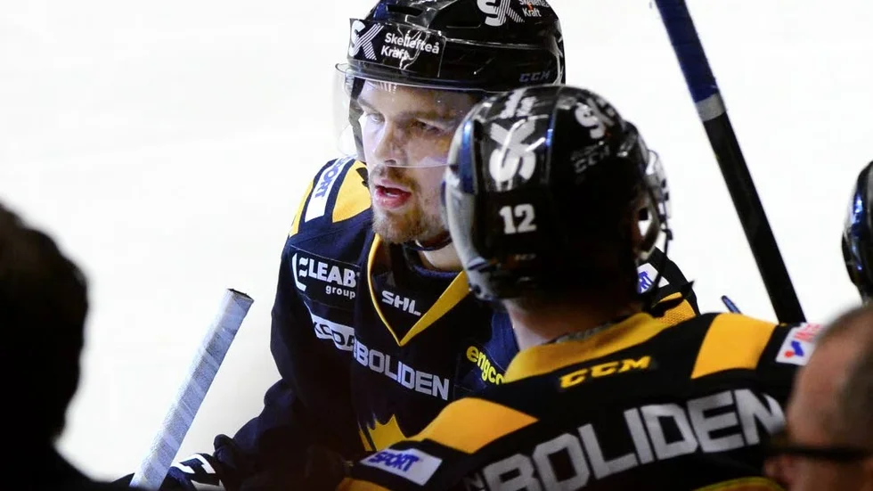 Axel Holmström från Arvidsjaur gjorde två mål i matchen. Här uppvaktas han efter 3-1-målet i semifinal 1 mot Linköping HC, en match som Skellefteå vann med 5-2.
