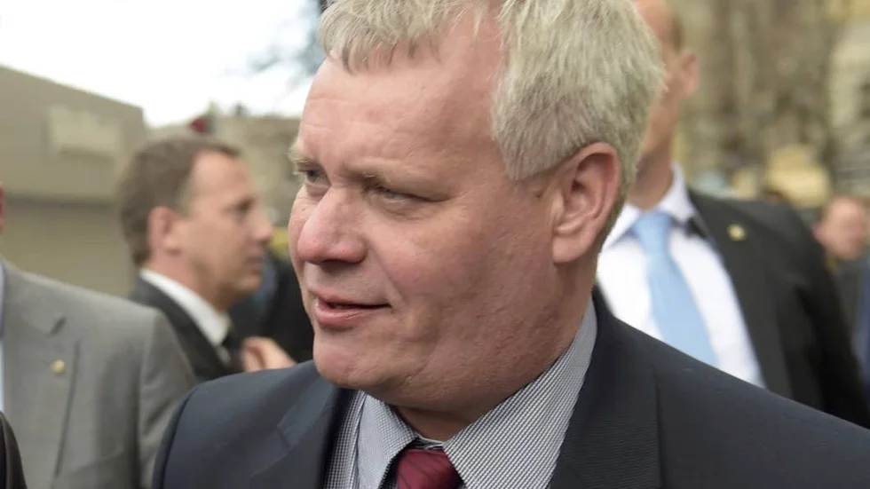 Antti Rinne, partiledare för Socialdemokraterna i Finland, borde tydligt stänga dörren mot en regering där Sannfinländarna ingår.