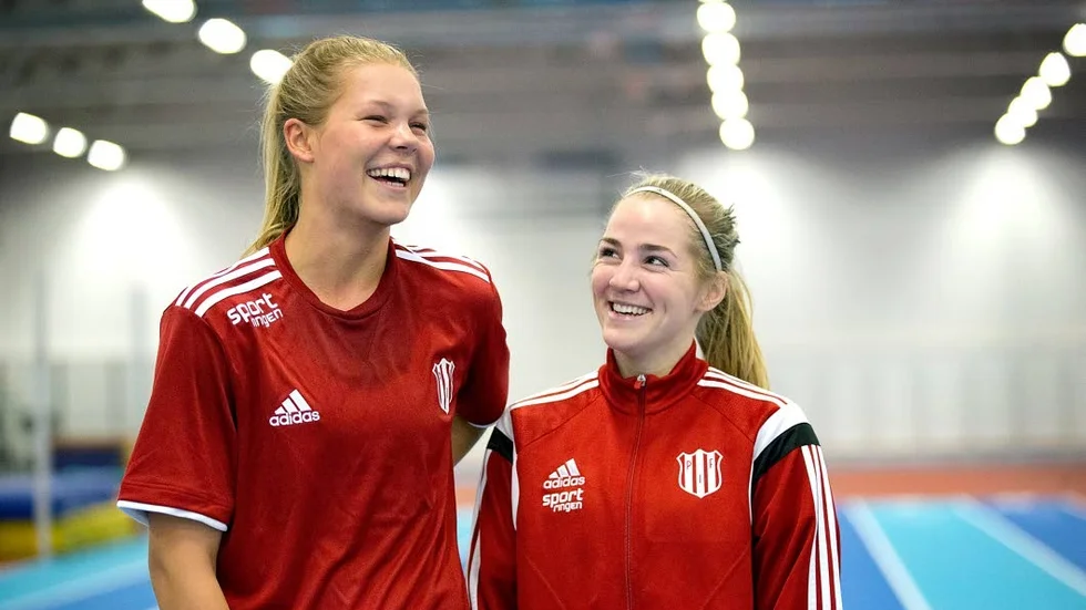 Nyförvärven Nina Jacobsson och Irma Helin var på plats när Piteå IF:s allsvenska lag körde första gemensamma träningspasset i Skoogs Arena. foto: maria johansson