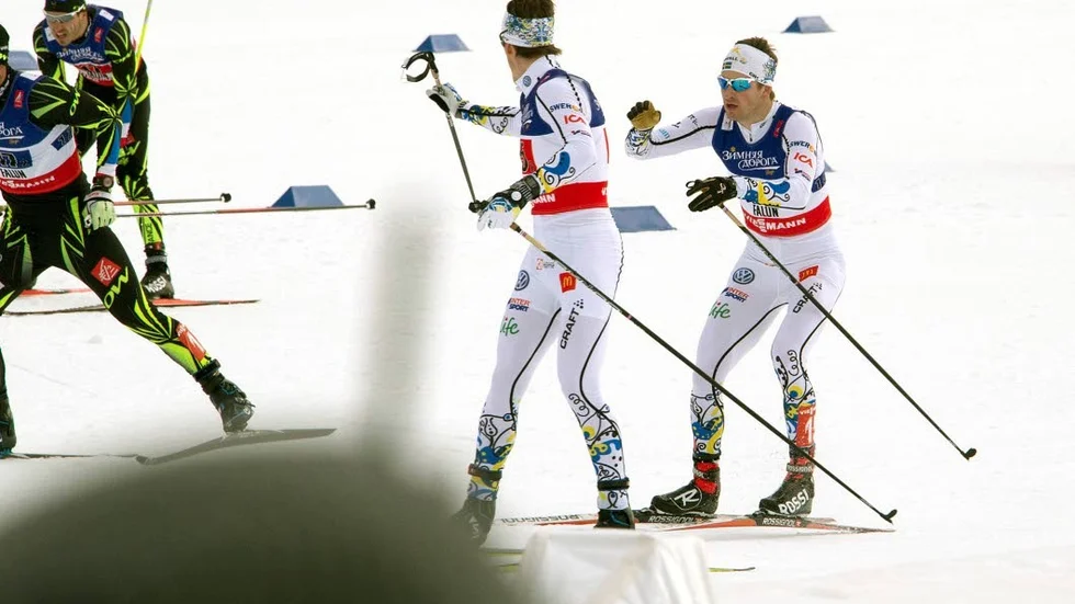 Här tappar sveriges herrar Calle Halfvarsson och Theodor Peterson greppet om tredjeplatsen i lagsprintfinalen.