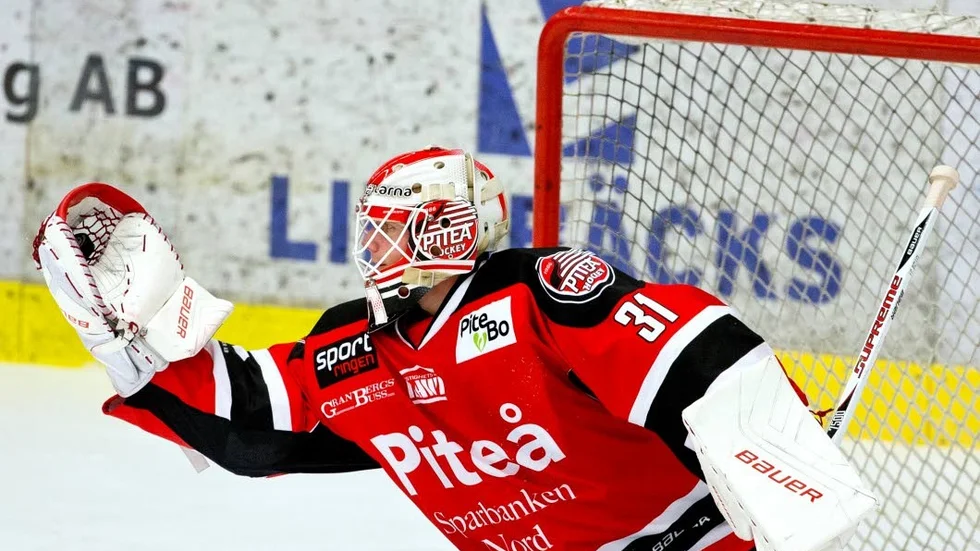 Målvakten Linus Styrman och Piteå HC spelar i kväll den första matchen i play off 2 mot Troja/Ljungby på bortais. (Arkivbild)