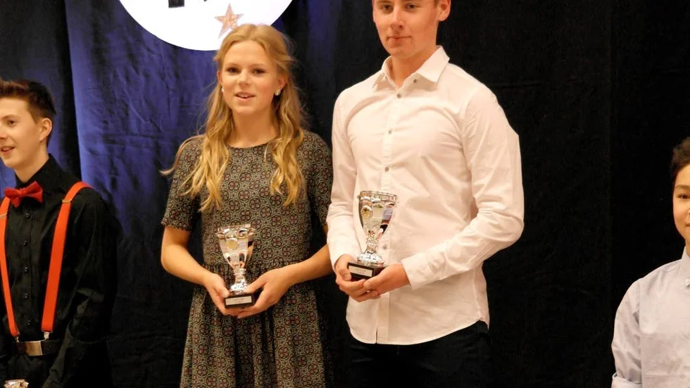 ”Lisa Lundström och Elias Johansson segrade i R-tävlingens Boogie Woogie Junior-klass och knep silvret i Lindy Hop Junior.”