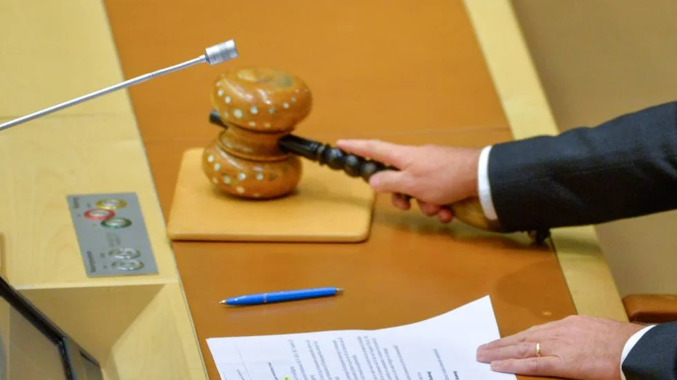 Allt färre viktiga politiska beslut klubbs i fullmäktigeförsamlingarna runtom i landet. I stället fattas beslut i allt högre grad av betydligt färre personer i kommunstyrelser och nämnder.