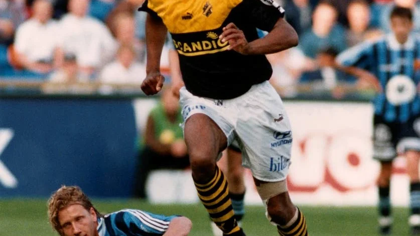 Södertäljes tränare Pascal Simpson blev SM-vinnare med AIK. Här i ett allsvenskt derby mot Djurgården. ?FOTO: Ola Torkelsson / TT