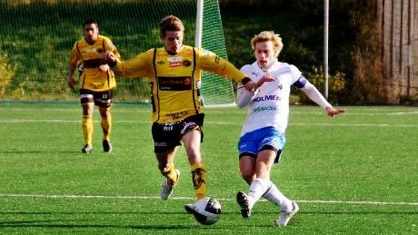 Viktor Adsell Sjöberg och de andra IFK-juniorerna visar att det finns gott om sparkapital inför återkomsten till allsvenskan. Segern över Elfsborg betyder SM-semifinal för ungtupparna. Foto: Hasse Johnsson.