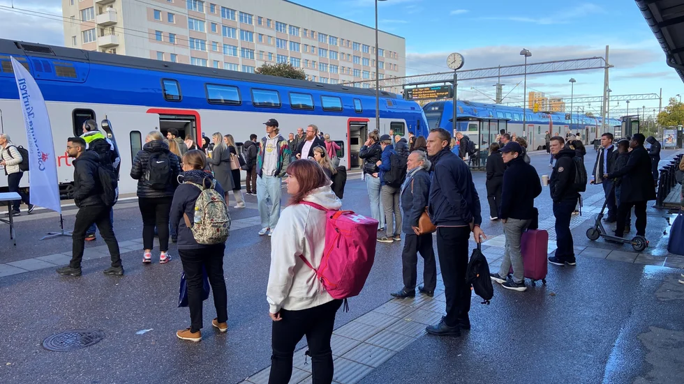 Tidningens medarbetare var på stationen för att prata lokal journalistik med tågresenärer under måndagsmorgonen och fick på nära håll se vad som är det största problemet – försenade och inställda tåg.