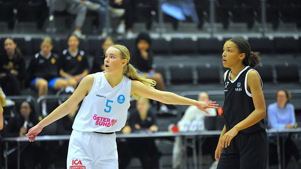 Klara Almroth, Luleå Basket Ungdom till höger, tar nu klivet upp i seniorlaget.