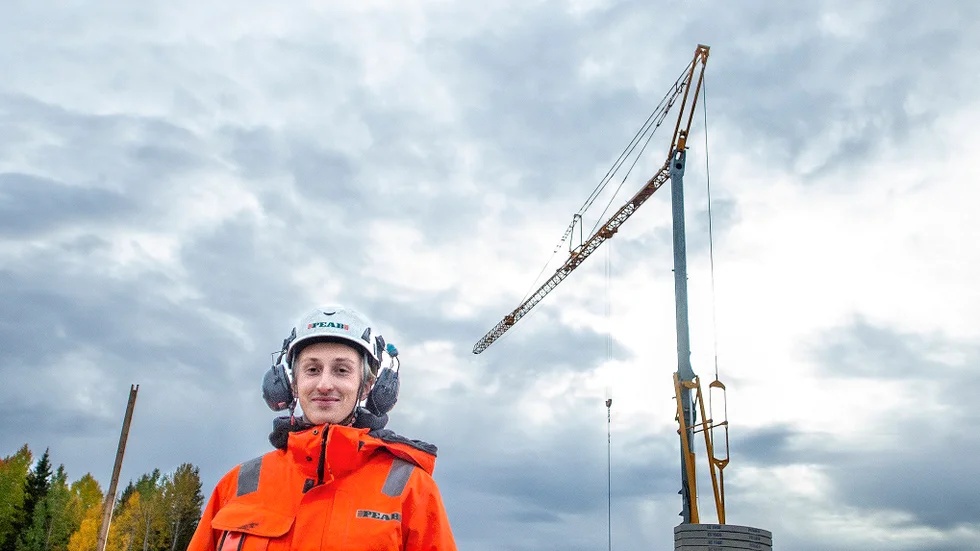 Att den första lyftkranen under flera tiotals år syns i Överkalix beror på att vandringslaxar, andra fiskar och djur  ska kunna röra sig fritt framöver. "Ortsborna verkar tycka att det är lite roligt", säger arbetsledaren Viktor Karlsson. 