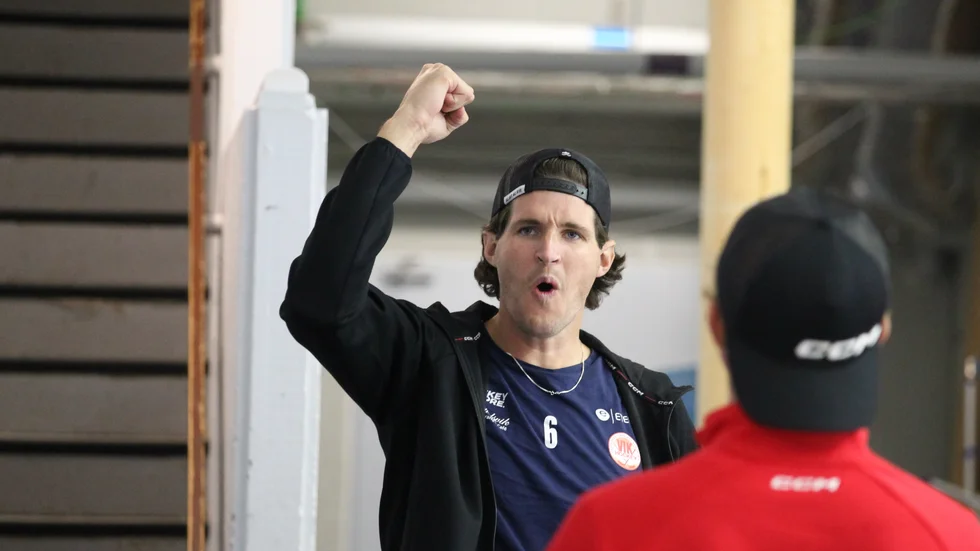Daniel Brickley jublar efter att ha vunnit en boll under det typiska uppvärmingsmomentet "tvånudd". På fredagen är han en viktig pjäs i det VIK-lag som tar emot Tingsryd i HockeyAllsvenskans premiär.