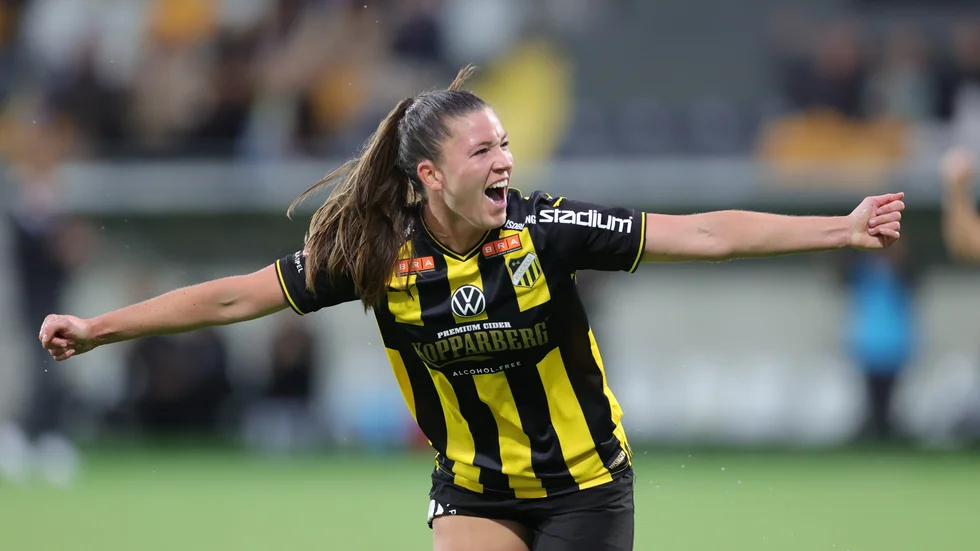 Häckens Pauline Hammarlund jublar efter 3–0-målet mot Umeå.