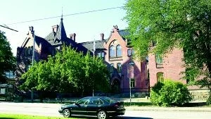 Det här stilfulla  skolhuset - Pihlska skolan - ska nu få en helt ny användning, som kontor. Sedan Magnentus köpt fastigheten av Realia.