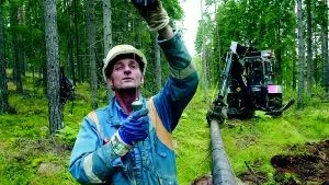 Christer Jakobsson lodar in så att stolparna hamnar rakt.
FOTO: TITTI OLOVSSON