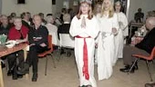 Gunilla Pistool, medarbetare på väveriet, Britta Eriksson och Ylva Källgren tar en fika i det möblemang som hör hemma i den nygamla stugan.
FOTO: TITTI OLOVSSON