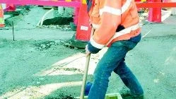  Här ska vi snart sätta ner de nya himalaya-björkarna som ska pryda den här delen av Olai Kyrkogata, säger Bert Verlebrant från NCC som utför jobbet åt Norrköpings kommun. 
FOTO: NICLAS SANDBERG