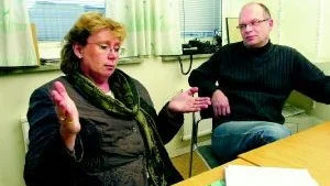 Lena Ek (c) mötte Håkan Larsson företagare i åkeribranschen för ett samtal bl a om EU. 
FOTO: NICLAS SANDBERG