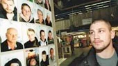 Tommy Pettersson hittar sig själv på väggen på Stadsbiblioteket. (Uppe t.v.) "Det var kul att få ett billigt foto och så är det roligt att någon försöker göra en grej för att komma in i Guinness rekordbok."
FOTO: ANDREAS SKOGH