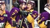 Marko Jantunen är kanske svensk hockeys mest kände finländare. Marko gjorde ju succé under flera år i Frölunda och i våras blev han svensk mästare med Färjestad. Här kramar Mattias Johansson Marko efter guldet i våras.
FOTO: SCANPIX