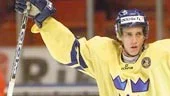 HV71 vann toppmötet mot Frölunda med 43 och gick upp i serieledning i ishockeyns elitserie. Här är det HV:s Johan Davidsson som trycker ner en Frölunda-spelare.
FOTO: PRESSENS BILD