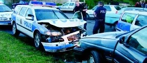 Biltjuvar tänkte köra över polis