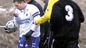 Mikael Blomberg fick rött kort för sitt råa överfall på Trollhättans Daniel Berg. Blomberg knäckte Bergs näsa med en ful armbåge.
FOTO: JANNE FORSBY