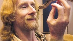 Mark O'Shea från tv-programmet Big Adventure har varit intresserad av ormar ända sedan han var åtta år. Den lilla nordamerikanska ormen är helt ofarlig men försöker inte bita honom en enda gång.   Med rätt handlag blir inte ormen skrämd och då biter den inte, förklarar han.
FOTO: JANNE FORSBY