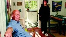 Nisse Sandström och Kerstin Hedman bor i skogen, i Kalbo, bort mot Reijmyre. Med det egenbyggda Galleri Skatan kan de visa sin konst, textila bilder i gobeläng av Kerstin och måleri av Nisse. Men det roligaste av var nog själva byggandet, anser Nisse.
FOTO: ANITA KJELLBERG