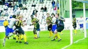 Renato Braga når högst och skallar in målet som räddade en poäng åt IFK. Matchen mot Häcken slutade 1-1.
FOTO: JANNE FORSBY