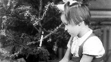 I väntan på julklapparna. Kanske från början av 40-talet. Närmare uppgifter ges inte i boken.