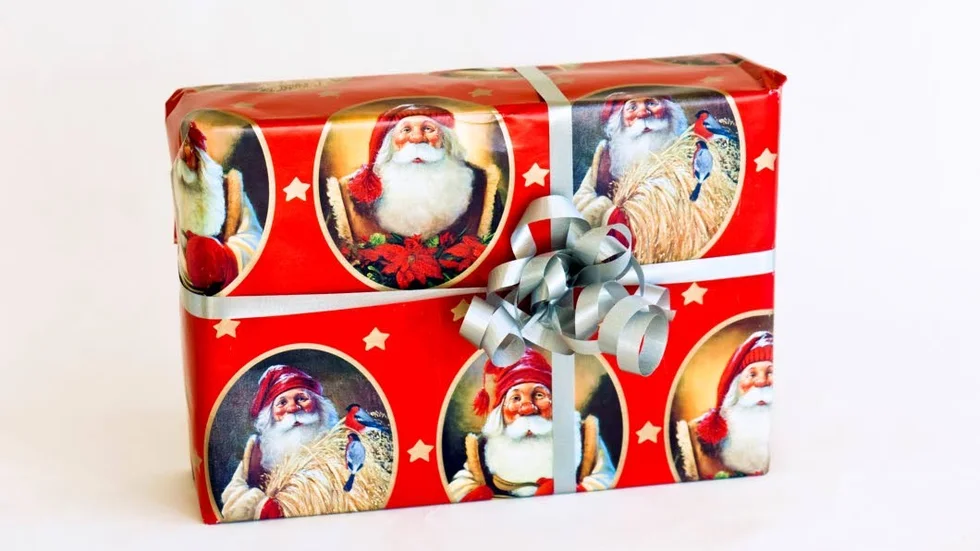 Socialtjänsten har beslutat att ge julklappspengar till barn som har föräldrar med försörjningsstöd.