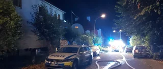 Brand i uthus spred sig till staket – bara två meter från villa