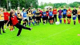 Kristin Pousette, målvakt i Kuddby IF, i instruktionstagen. 35 målvaktsämnen från 25 östgötaklubbar finns med på ÖFF:s tre dagar långa målvaktsskola i Igelfors. Foto: Gunnar Johansson