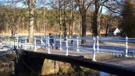 Den nya gångbron är på plats och de sista finjusteringarna görs. På onsdagen ska bron vara öppen för allmänheten igen. Foto: Patrik Selsfors