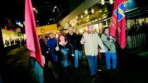 Fackens fackeltåg. Så här såg det ut den 16 november när fackförbunden LO och Kommunal ordnade fackeltåg i Norrköping mot försämringar i a-kassan. I dag hålls nya manifestationer på flera håll i landet. Foto Andreas Skogh