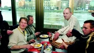 Fr.v. vid Palace fönsterbord är det Johan Hellström, Kaj Sund, Ralph Karlsson och Mathias Gustafsson som gör sig redo att hugga in på julbordet. - Såklart det är ett bra initiativ, säger Ralph Karlsson. Man måste ju uppskatta att det finns de som vill göra något bra för andra.