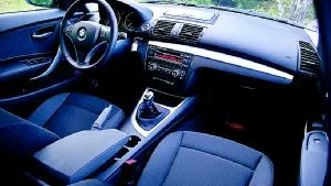 Bakom ratten märks det att BMW är förarens bil. Perfekt in i minsta detalj. Men bakom föraren är det mer miserabelt - baksätet är riktigt dåligt.