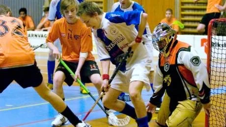 IBF Norrköping var uppe i tre finaler i sin egen innebandyturnering. Pojkar 16 var de enda som förlorade, Västerås-laget Rönnby var alldeles för bra och vann med 5-1. Här försöker Jonathan Håkansson sätta bollen i nät, men Rönnbys målvakt räddar.Foto: Titti Olovsson