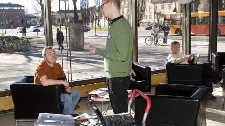 Bibliotekarie Tommy Jansson informerar under hela veckan om hur man gör för att låna bland annat musik via sin dator hemma.Foto: Robert Svensson