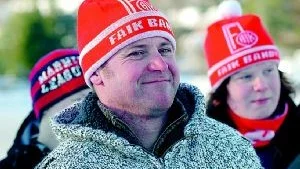 Jonas Claesson besökte "Bandyns dag" i Finspång i lördags. Han är positiv till bandyns framtid. - Att bandyn är en utdöende sport finns bara i huvudet på folk. Sporten har framtiden för sig, sa han. Foto: Gunnar Johansson