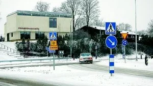 Övergångsstället vid den nya cirkulationsplatsen är det som gäller när man ska gå över gatan vid Bergslagshallen.Foto: Ann Björling