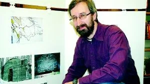 Jan-Erik Svenblad, till vardags ombudsman på fackförbundet IF Metall, är en av dem i den nya projektgruppen som ska kartlägga historien kring flyktinglägret i Doverstorp. På skärmen finns några bilder av det som finns kvar av lägret idag. FOTO: JOHAN GUSTAFSSON