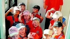 I dansgruppen "Barnens värld", där barnen är mellan 4 och 6 år gamla, dansade man till Astrid Lindgren och Georg Riedels sång "Världens bästa Karlsson". Dansläraren Pernilla Larsson hjälpte till. Foto: Miriam Johansson