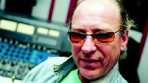 Nyblivne 60-åringen Pugh Rogefeldt spelar i Söderköping i kväll. - Jag minns inte på rak arm om jag spelat där förr, säger han. Foto: