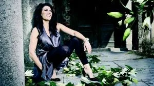 Jill Johnson vill vara personlig, men inte privat. Hon säger nej till hemma hos-reportage men vill bygga upp en 			hemmastämning på Louis de Geer. - Jag har ett behov av att vara personlig. Jag vill att folk ska få träffa människan jag är, på så sätt kan folk lättare identifiera sig med mig och mina låtar. Foto: Mats Oscarsson
