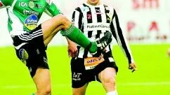 Det satt hårt inne men på tilläggstid lyckades Henrik Andersson greja ena pinnen åt Sylvia i mötet med Enköping i går kväll. Foto: Niclas Sandberg.